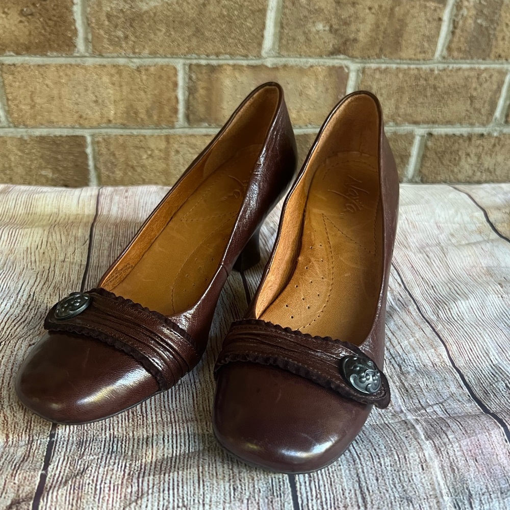 NAYA DARIA brown accent side button comfort leather shoes